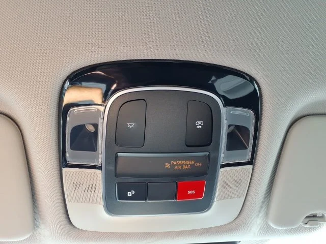 Used 2025 White Hyundai SEL image 26
