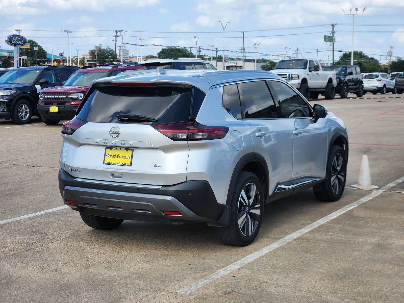 Used 2023 Silver Nissan SL image 6