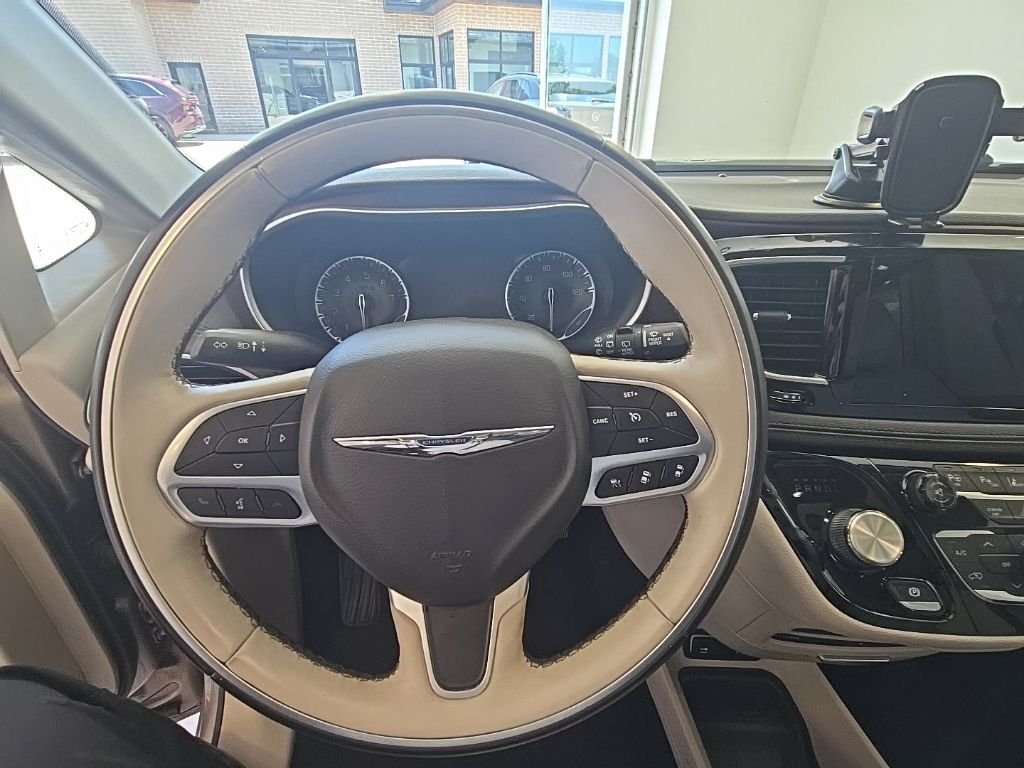 Used 2017 Molten Silver Chrysler Limited image 12