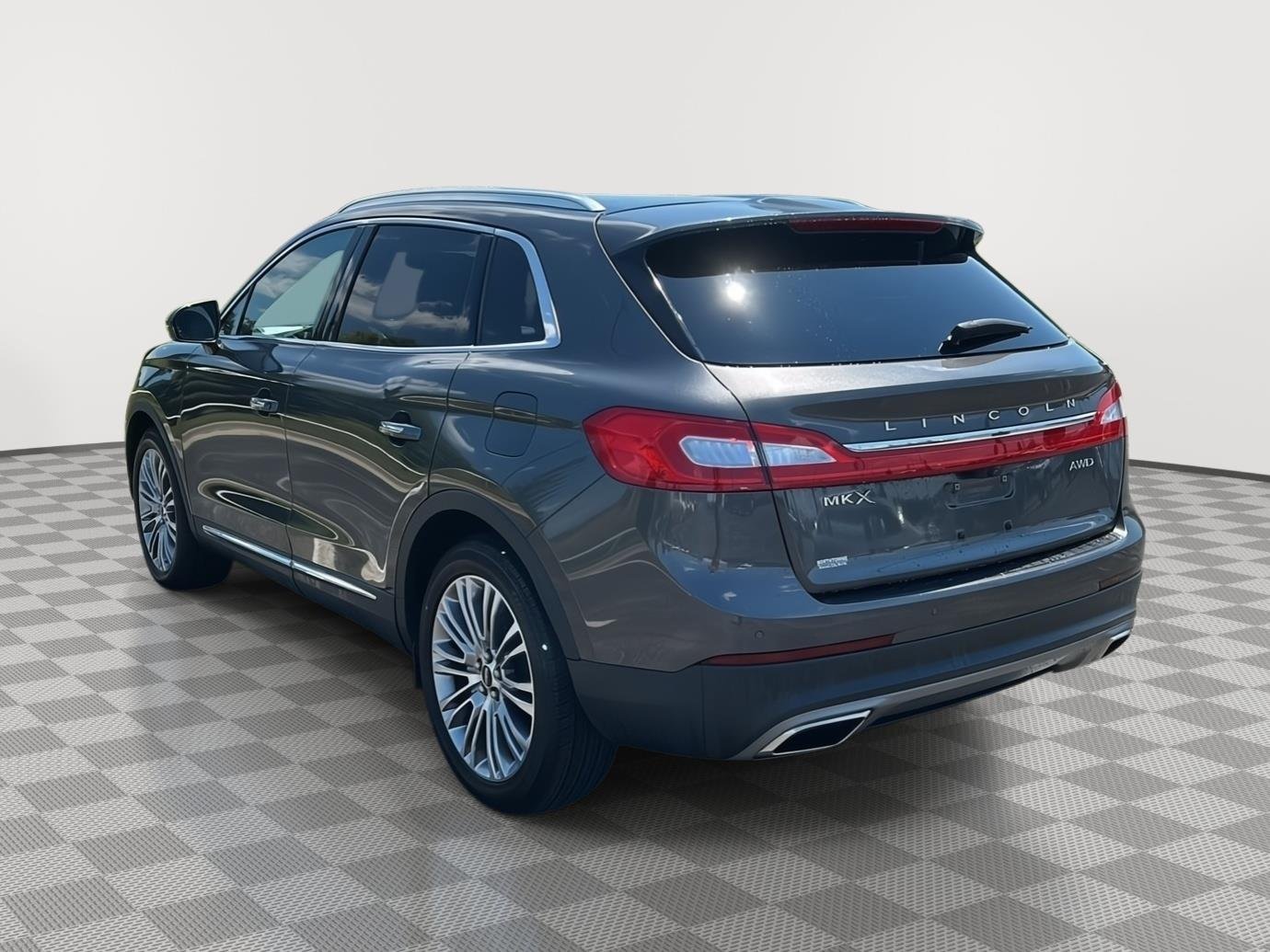 Used 2018 Magnetic Gray Metallic Lincoln Reserve image 3