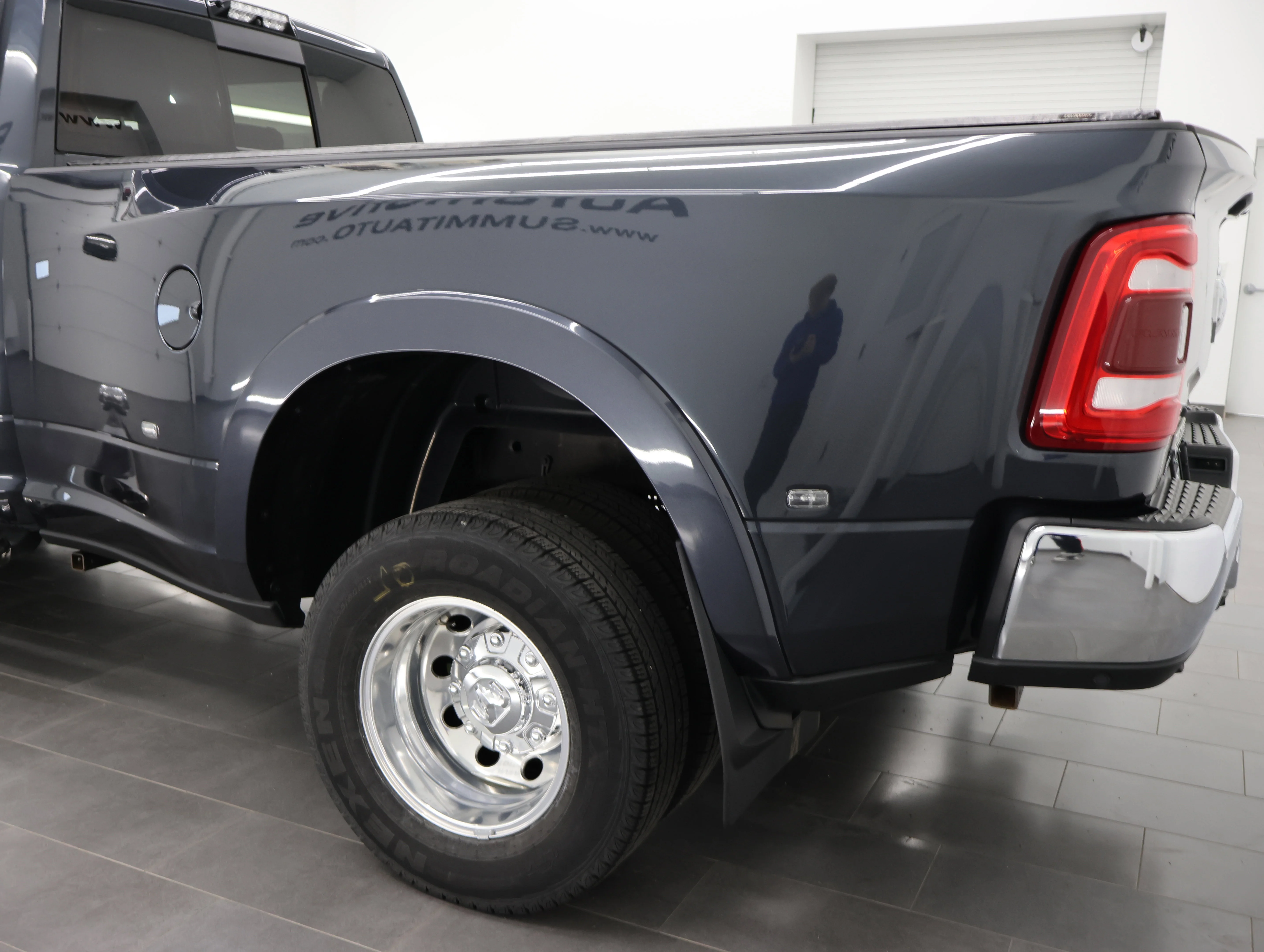 Used 2019 Maximum Steel Metallic Clearcoat Ram Laramie image 32
