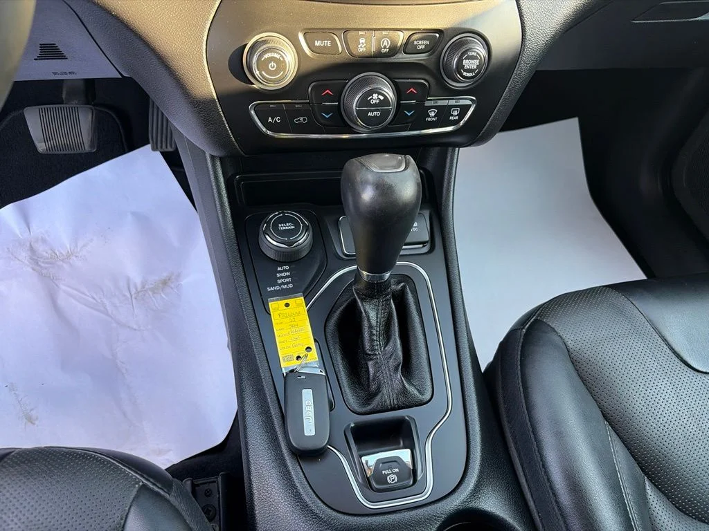 Certified Used 2022 Gray Jeep Latitude Lux image 29