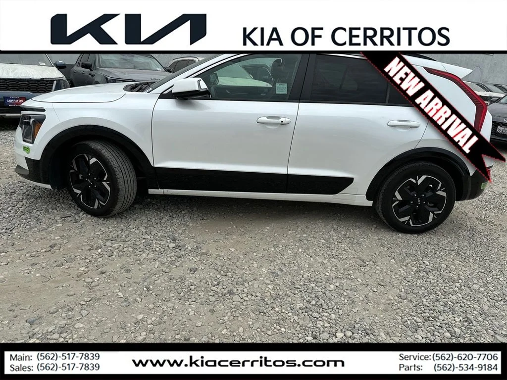 Used 2023 White Kia Wind image 2