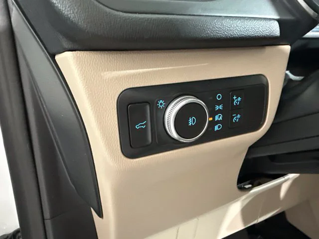 Used 2022 White Ford SEL image 21