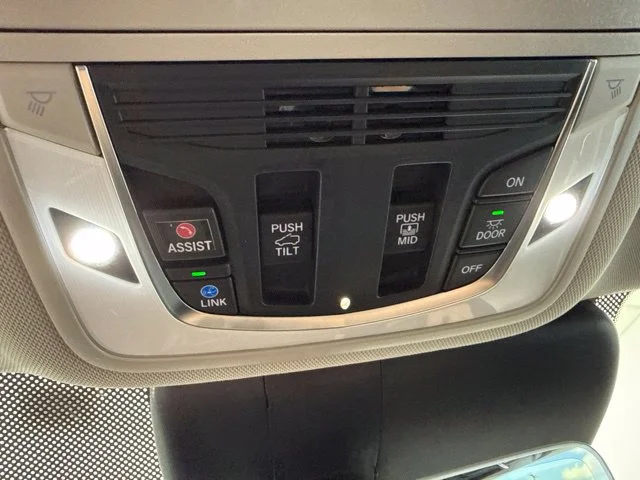Used 2023  Acura Base image 26