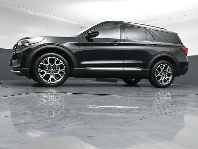 Used 2025 Black Metallic Ford Platinum image 42