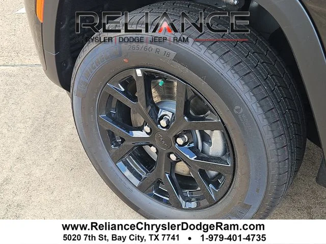 New 2026 Diamond Black Crystal Pearl-Coat Exterior Paint Jeep Altitude image 8