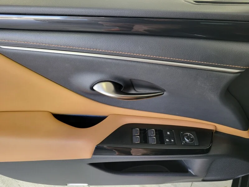 2025 Lexus ES 350 - Photo 21