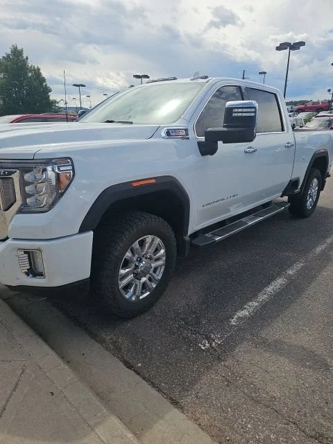 Used 2022 White GMC Denali image 3