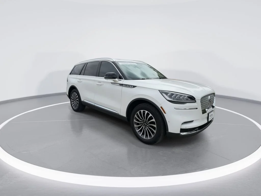 Used 2023 White Lincoln Reserve image 3