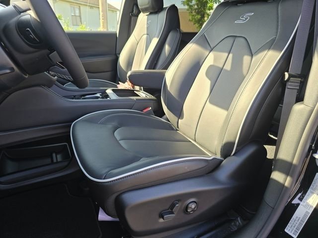 New 2027 Diamond Black Crystal Pearl-Coat Exterior Paint Chrysler Limited image 5