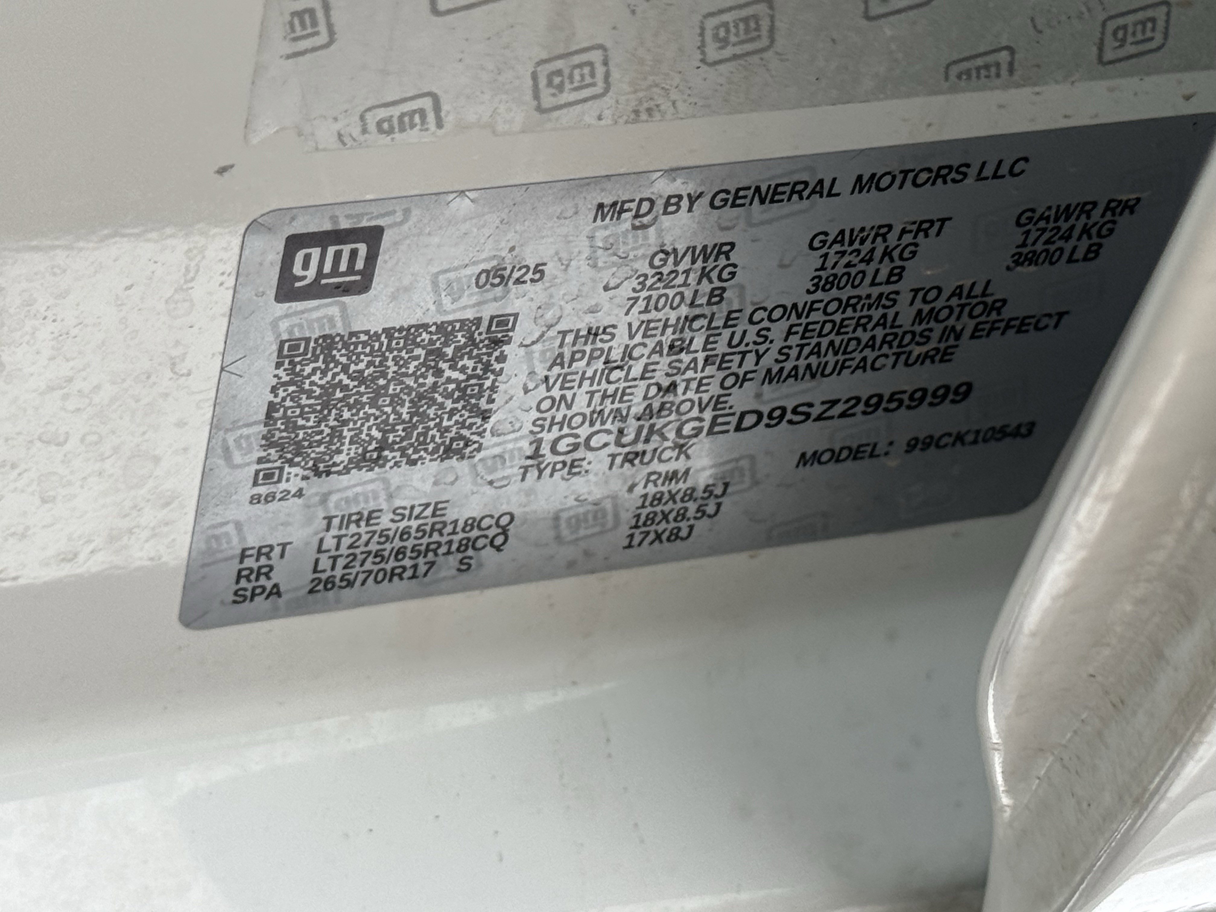Used 2025 Summit White Chevrolet LTZ image 32
