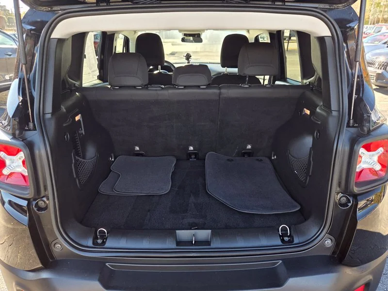 Used 2017 Black Jeep Latitude image 10