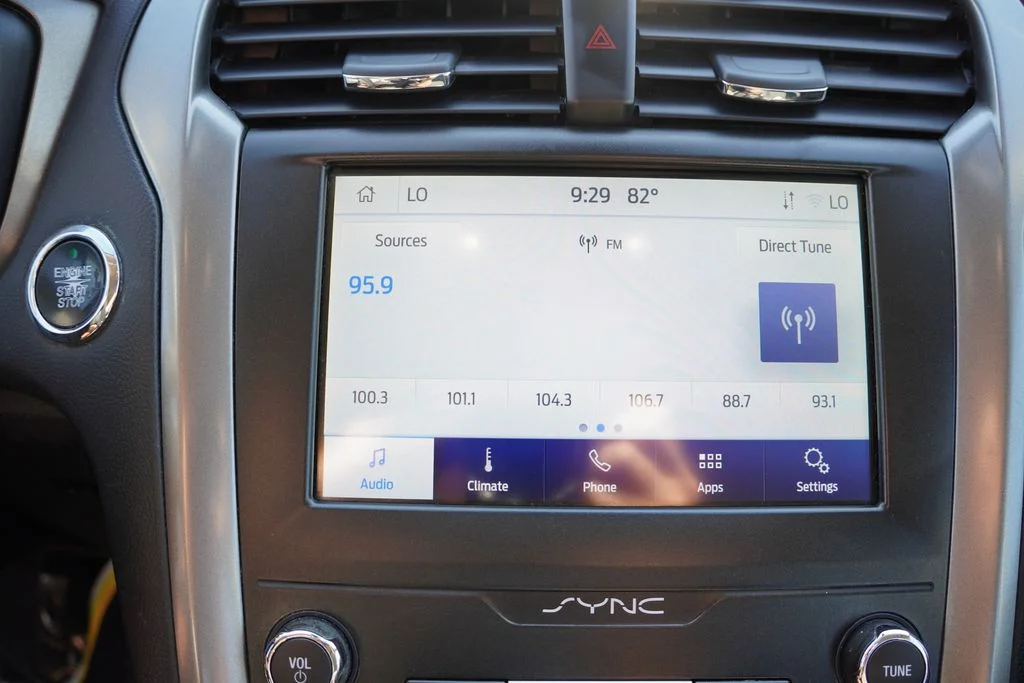 Used 2020 Blue Ford SE image 23