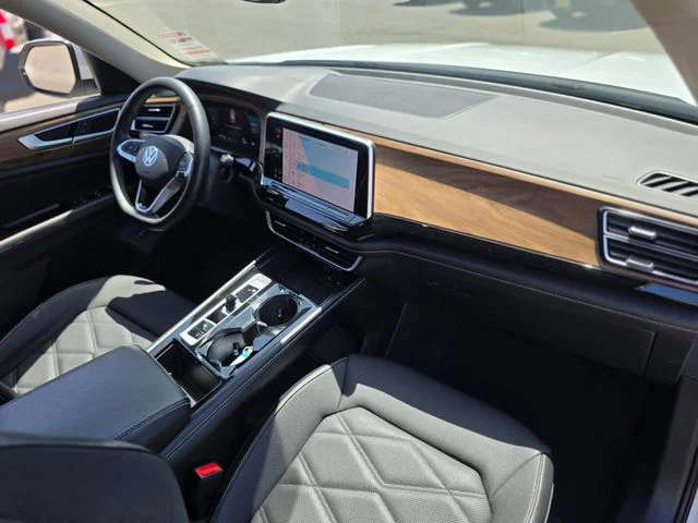 Used 2024  Volkswagen 2.0T SE w/Technology image 9