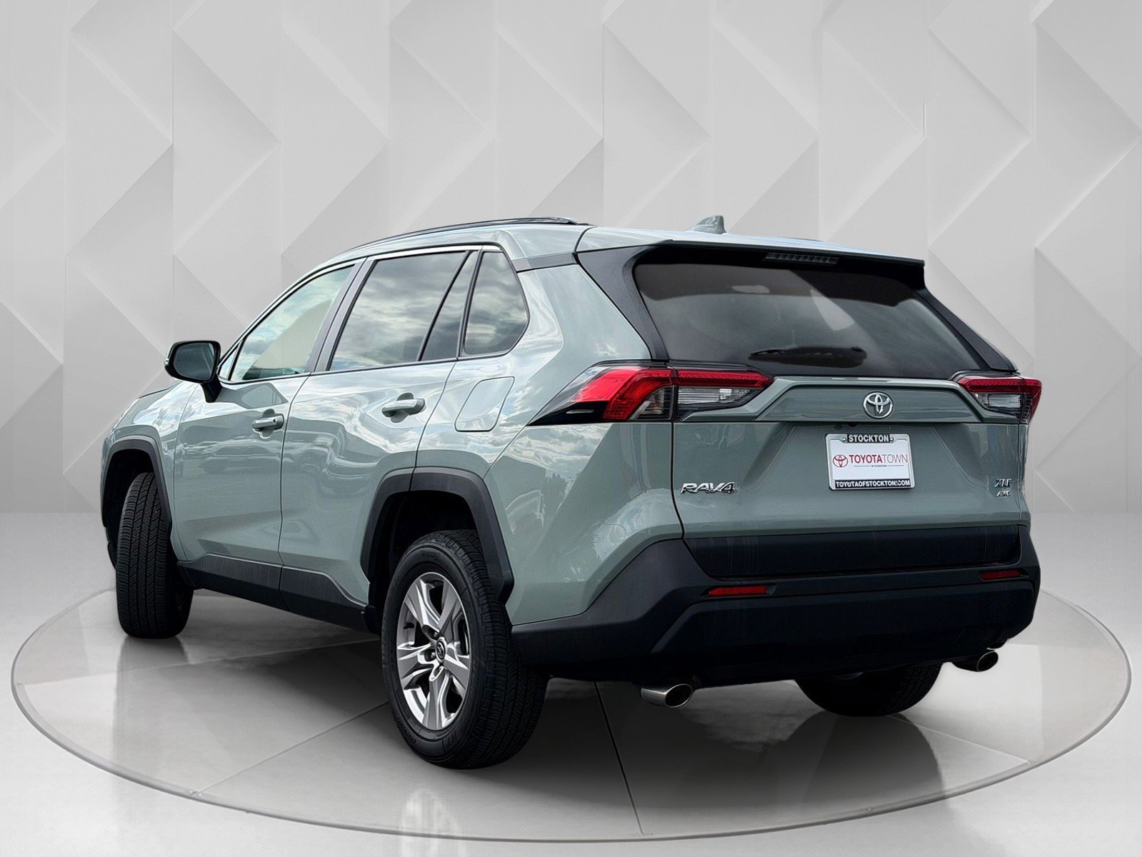Used 2022 Lunar Rock Toyota XLE image 3