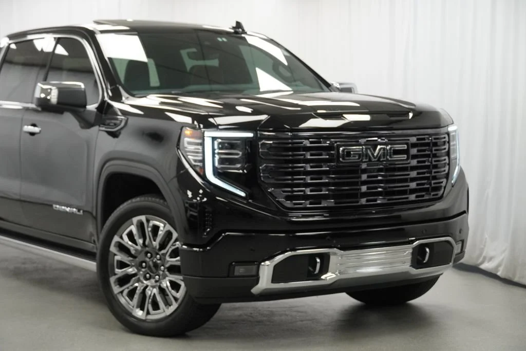 Used 2025 Onyx Black GMC Denali Ultimate image 8