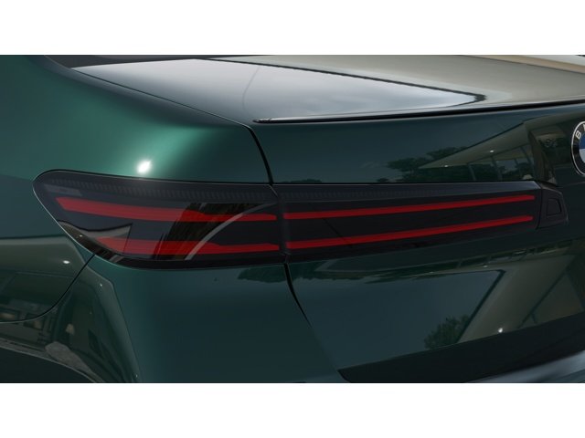 New 2027 Vancouver Green Metallic BMW i7 image 8