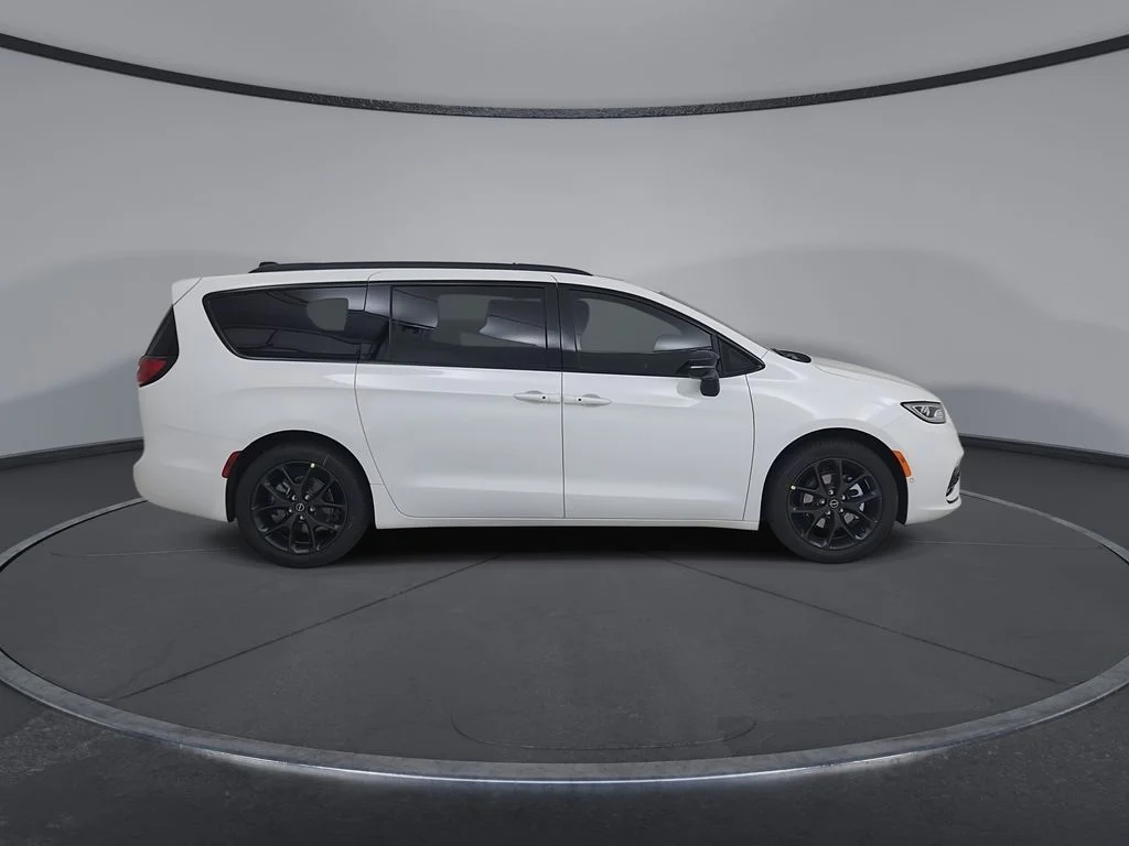 New 2026 Bright White Clear-Coat Exterior Paint Chrysler Limited image 17