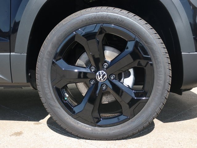 2025 Volkswagen Taos SE photo 3