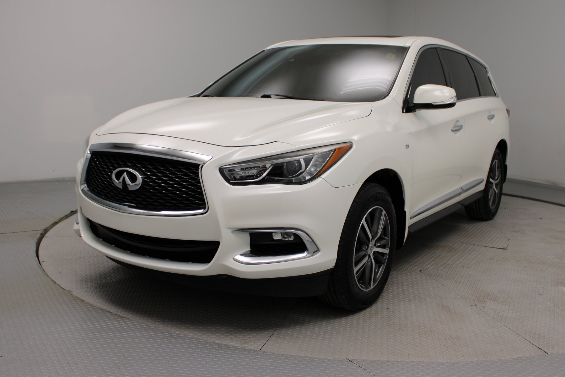 Used 2019 Majestic White INFINITI PURE image 3