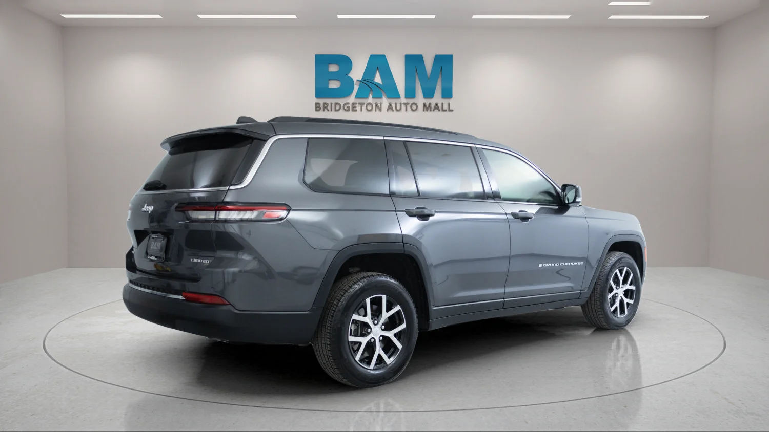 Used 2024 Gray Jeep Limited 4x4 image 7
