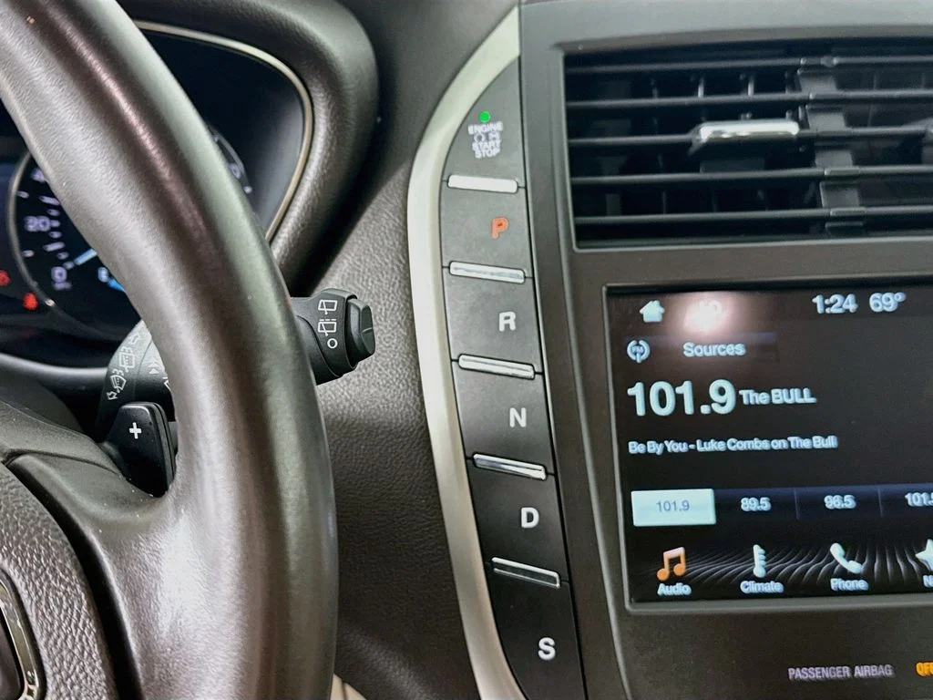 Used 2017 Burgundy Lincoln Select image 18