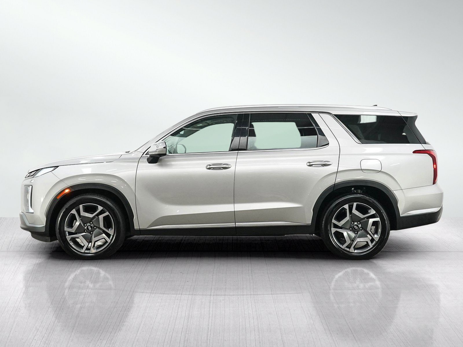 Used 2025 Hyundai Palisade Limited with VIN KM8R5DGE8SU908673 for sale in Minneapolis, Minnesota