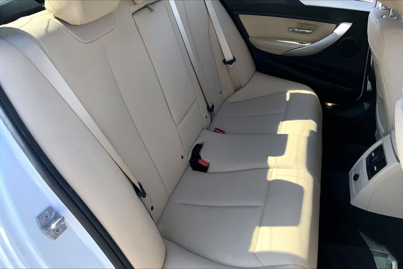 Used 2018 Mineral White Metallic BMW 320i xDrive image 16