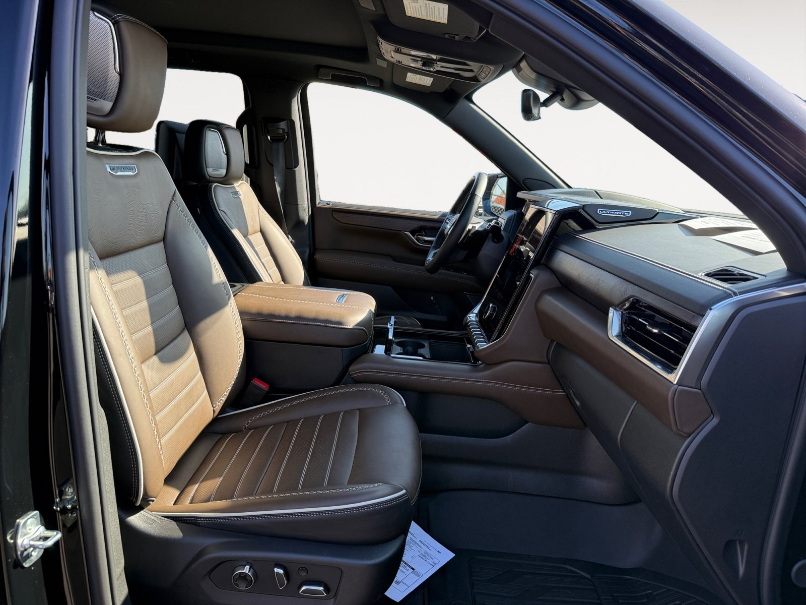 2025 GMC Yukon Denali Ultimate - Photo 19