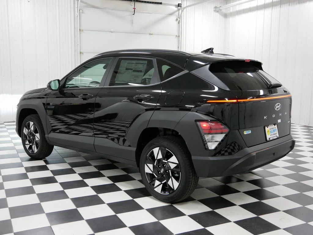 Used 2025 Black Hyundai SEL image 3