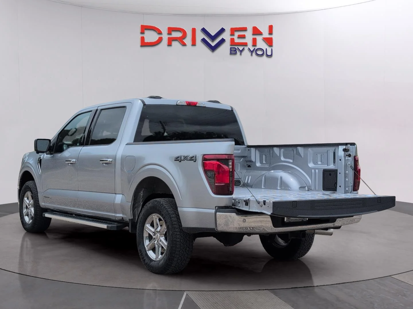 Used 2024 Iconic Silver Ford XLT image 3