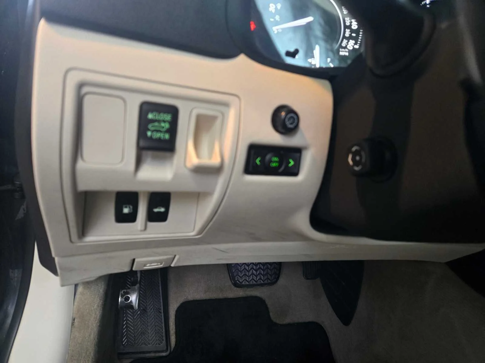 Used 2010  Lexus  image 21