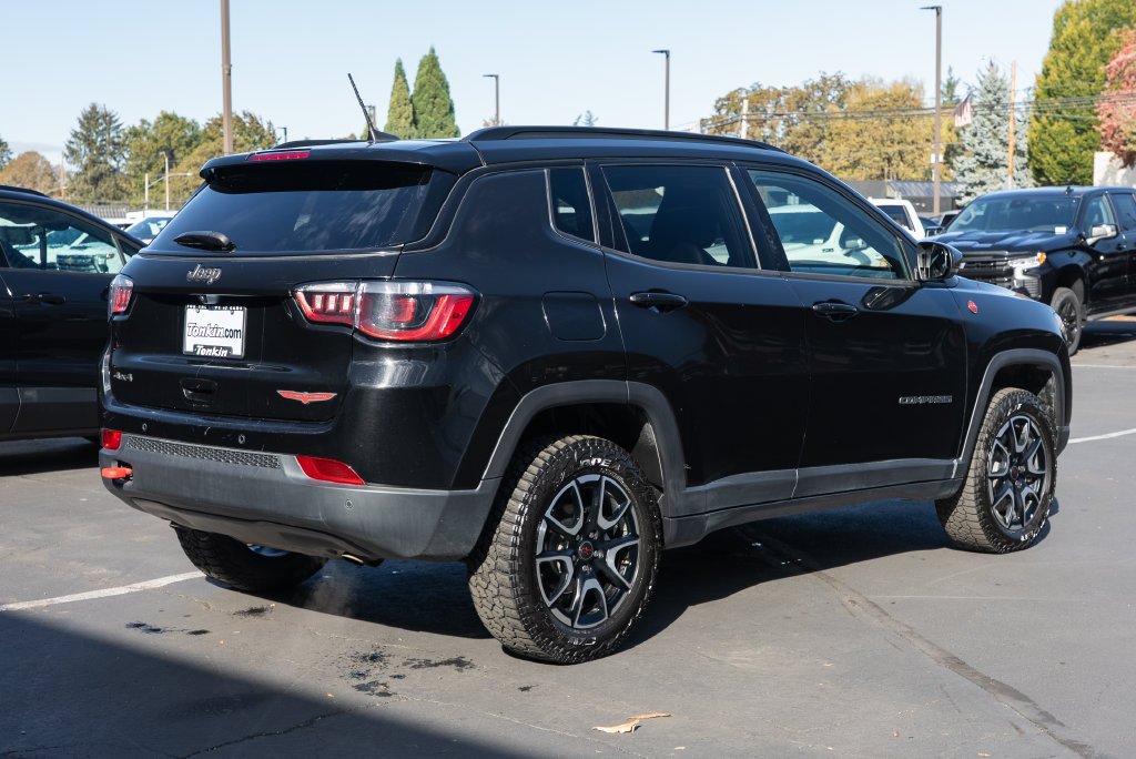 Used 2025 Diamond Black Crystal Pearlcoat Jeep Trailhawk image 5