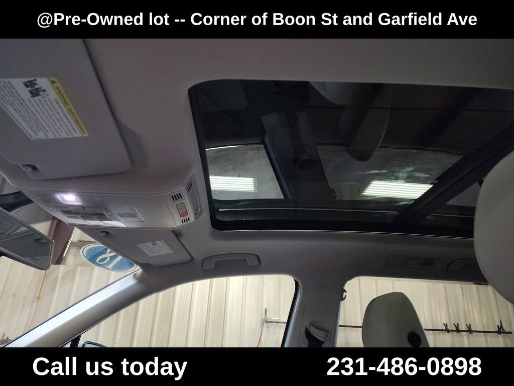 Used 2018  Volkswagen 2.0T SEL image 13