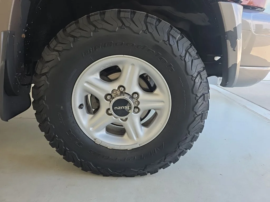 Used 2000 Red Isuzu S image 26