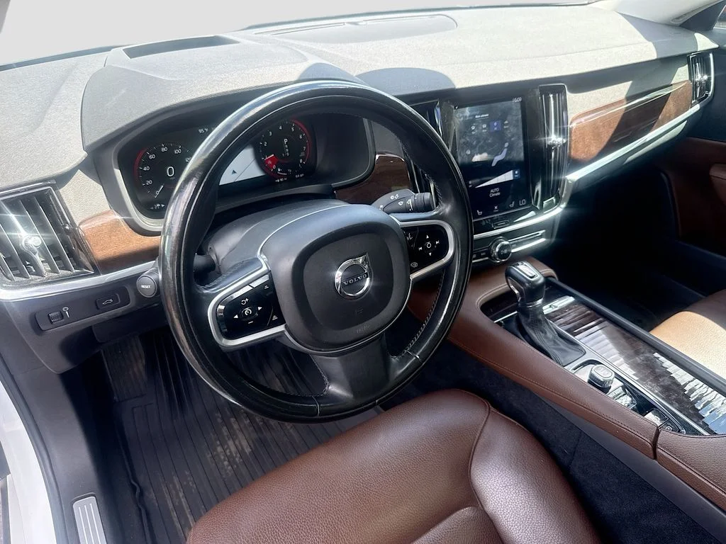 Used 2019  Volvo T5 Momentum image 10