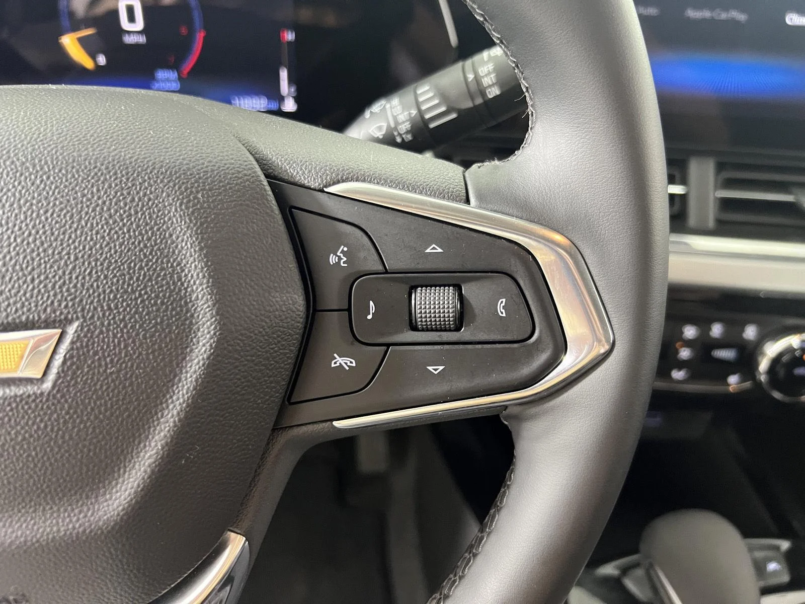 Used 2025 Mosaic Black Metallic Chevrolet LT image 15