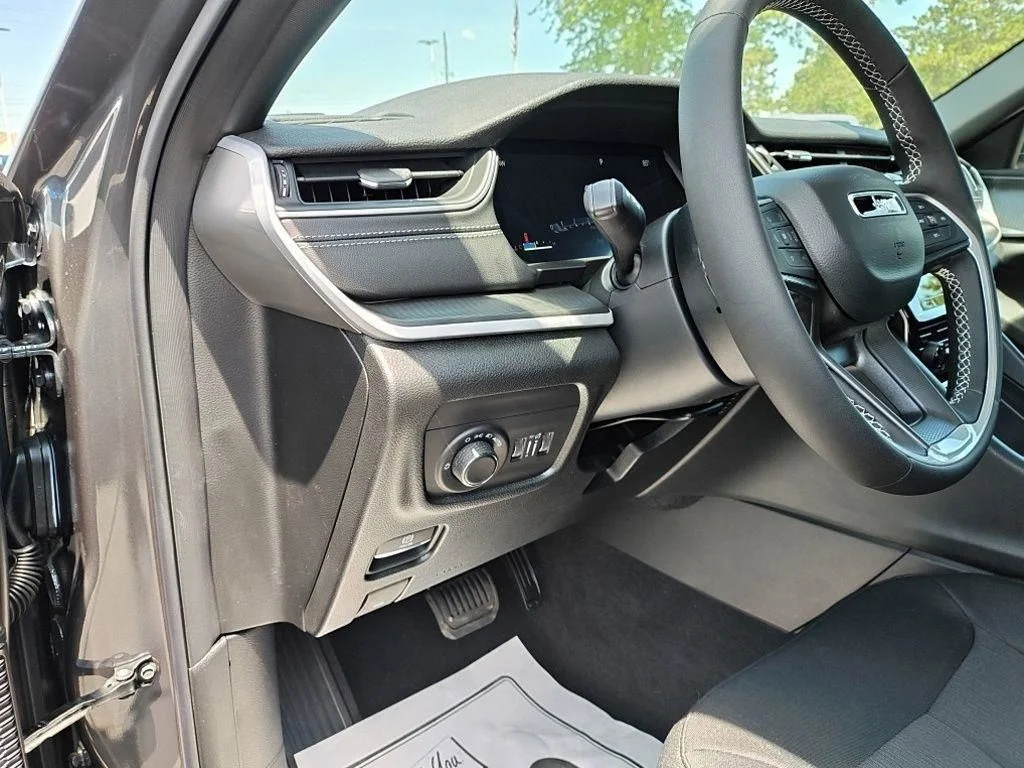 New 2026 Baltic Gray Metallic Clearcoat Jeep Laredo image 19