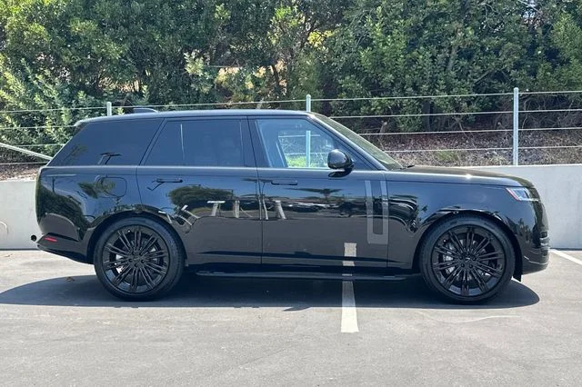 New 2026 Santorini Black Land Rover SE image 6