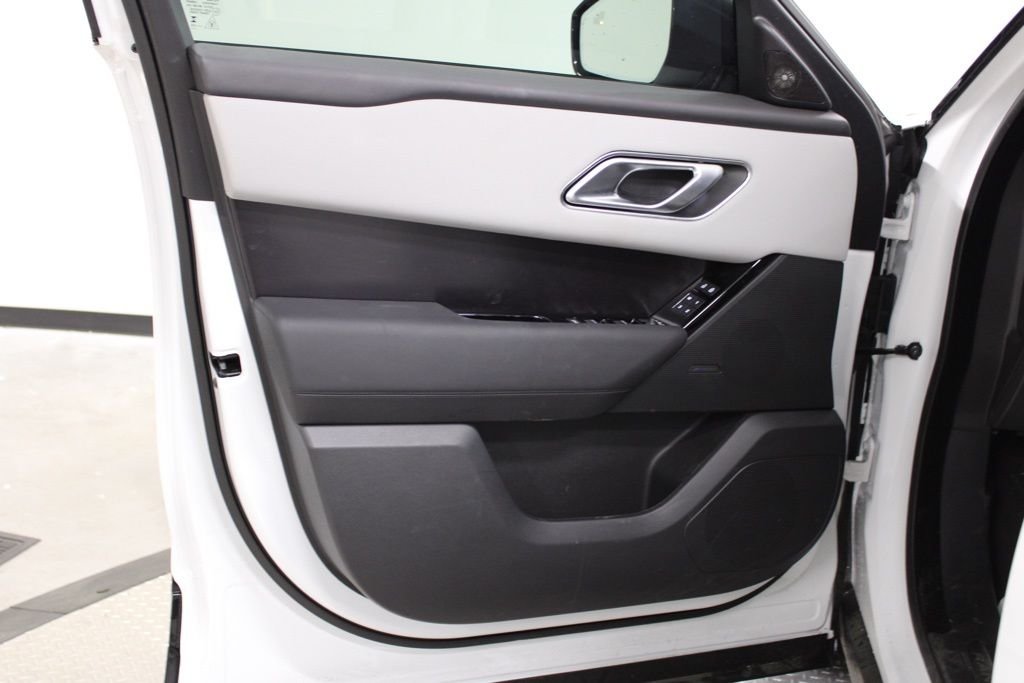 Used 2026 Fuji White Land Rover Dynamic SE image 18