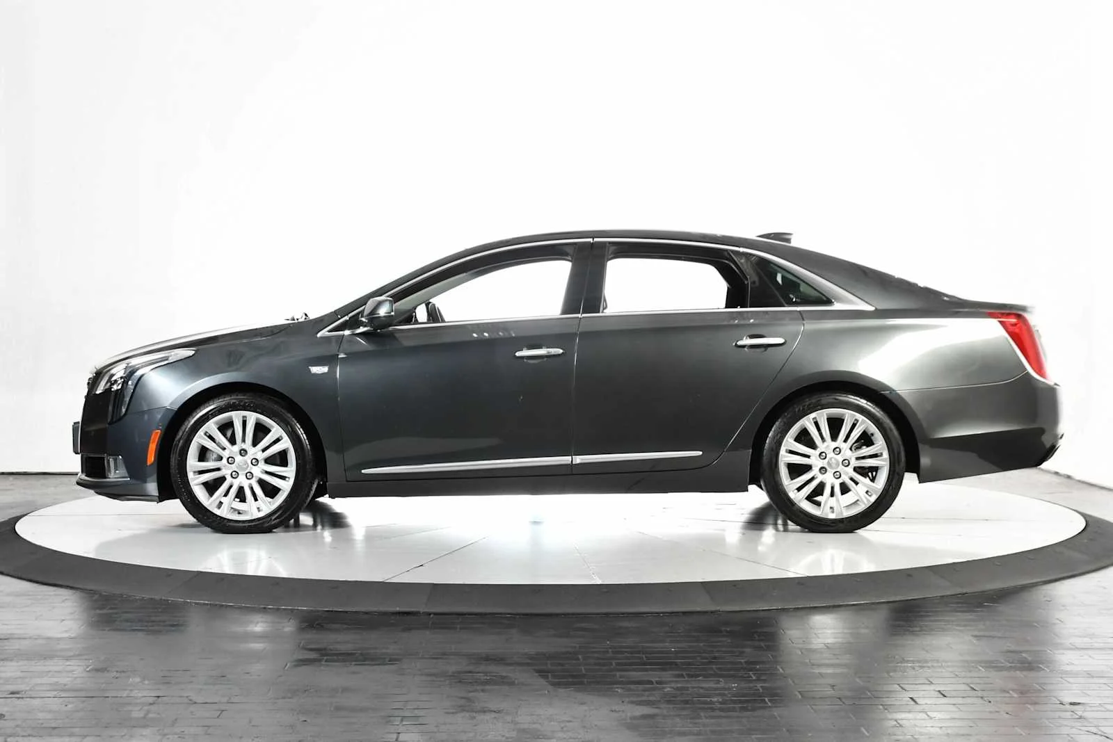 Used 2018 Phantom Gray Metallic Cadillac Luxury image 2