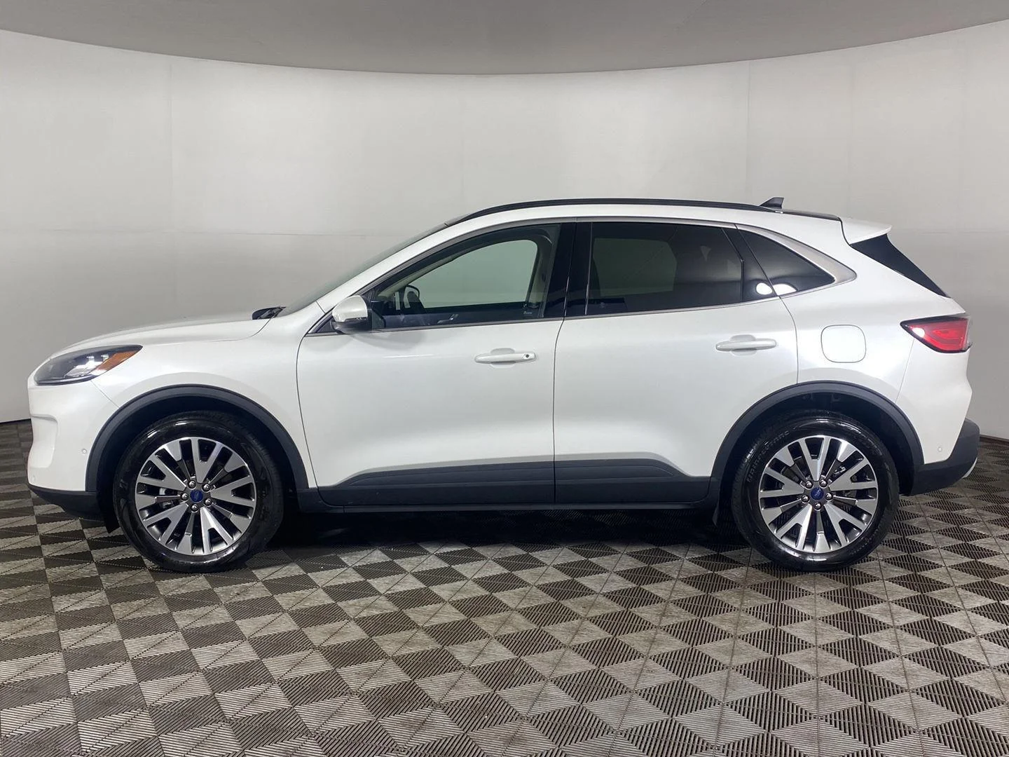 Used 2020 Star White Metallic Tri-Coat Ford Titanium image 30