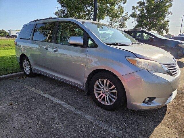 Used 2015 Silver Sky Metallic Toyota XLE Premium 8-Passenger image 3