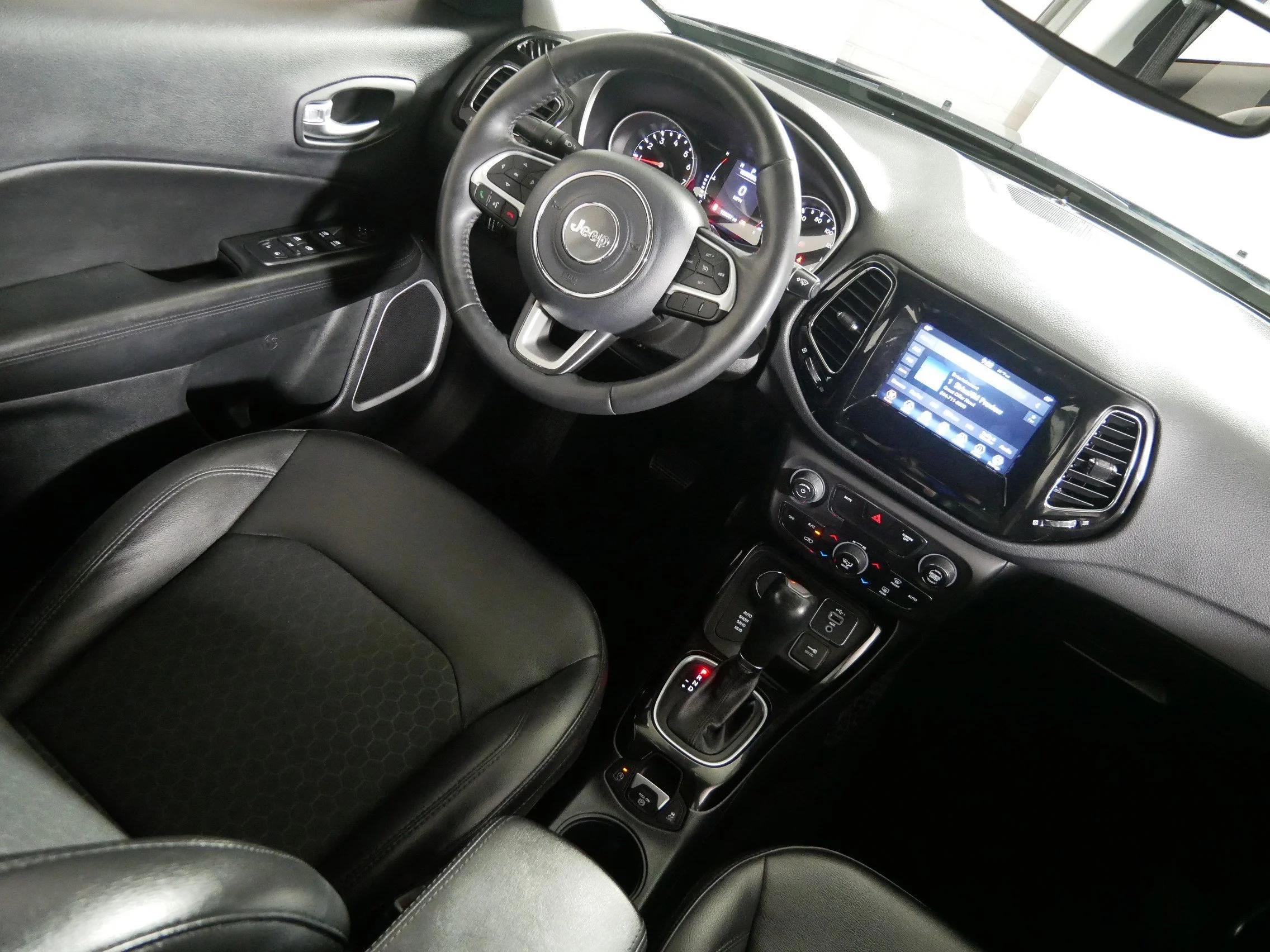 Used 2019 Granite Crystal Metallic Clearcoat Jeep Altitude image 9