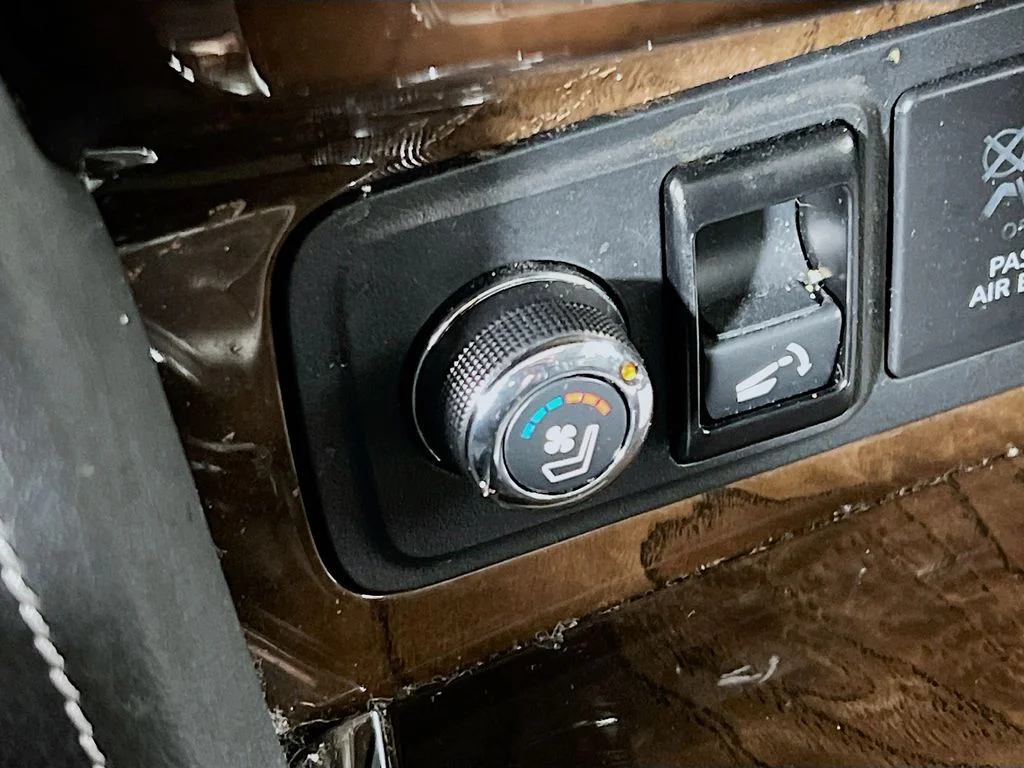 Used 2019 Black INFINITI LUXE image 21