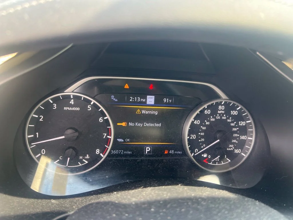 Used 2022 White Nissan SL image 3