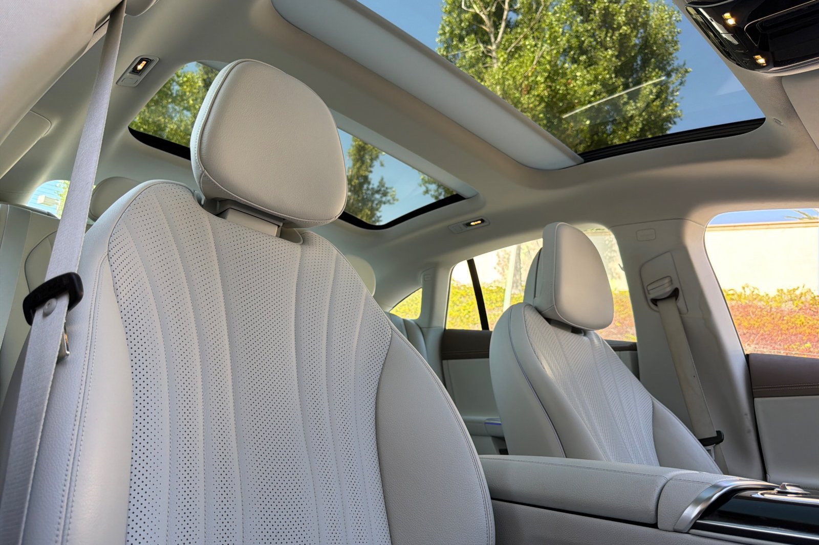Certified Used 2023 White/off-white Mercedes-Benz 500 Sedan image 3