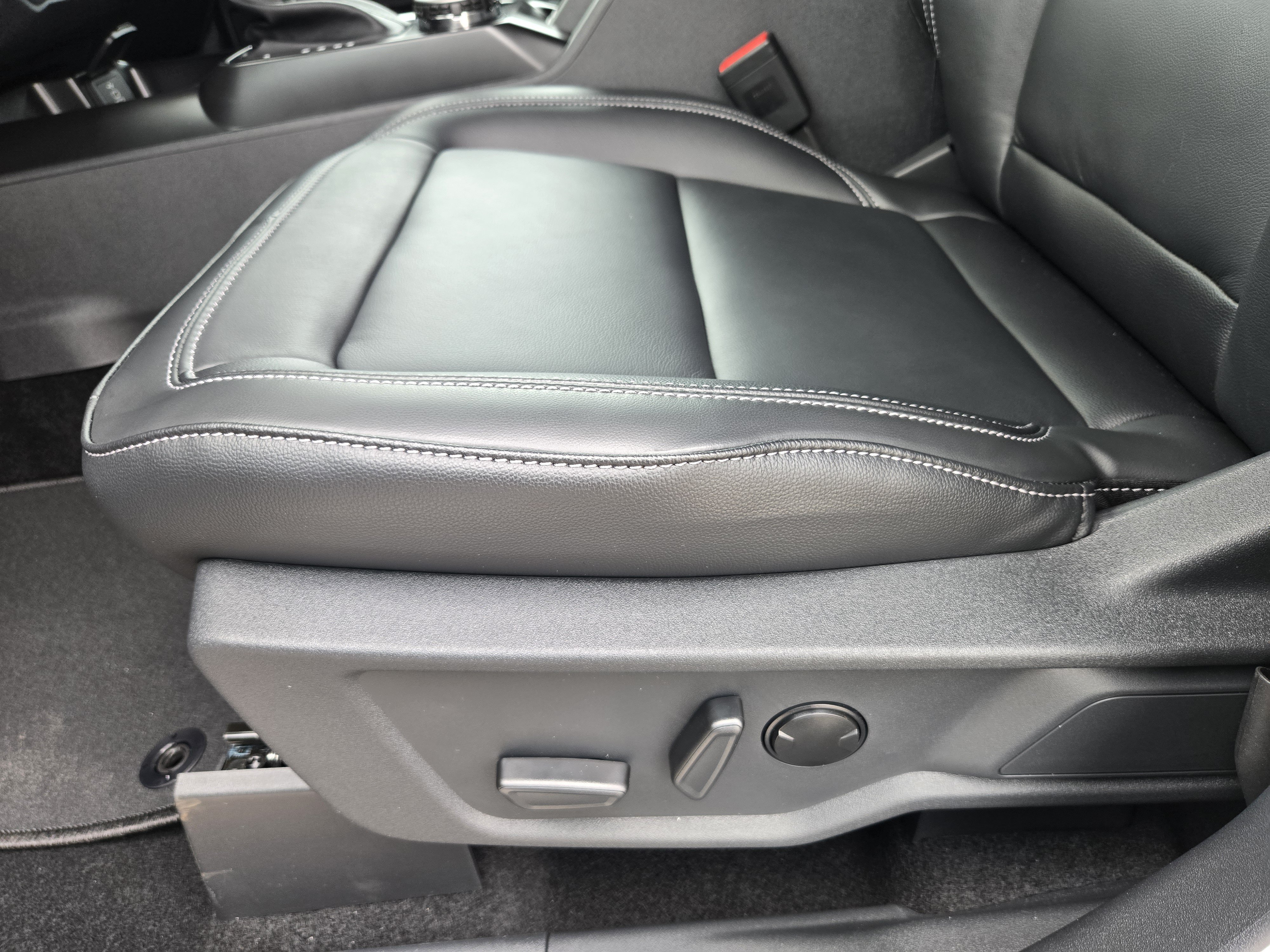 New 2026 Avalanche Gray Ford Outer Banks image 16
