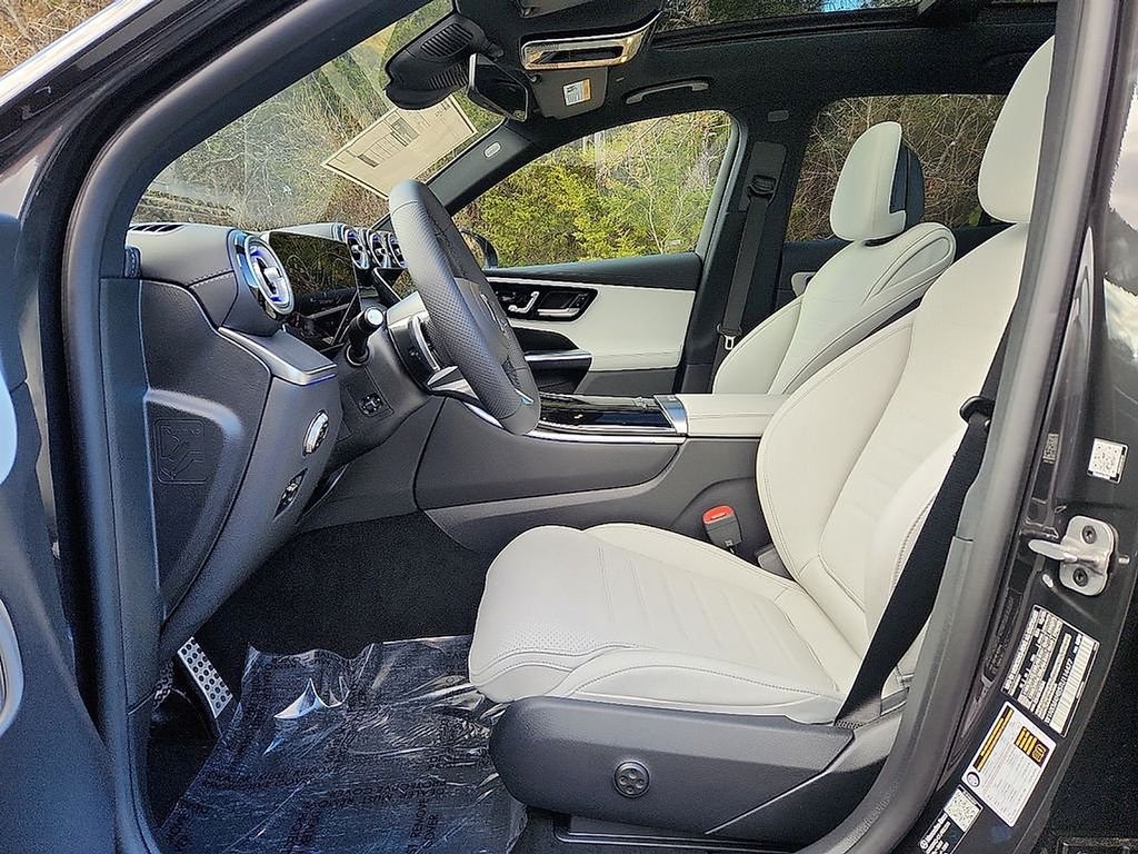 Used 2026 Graphite Grey Metallic Mercedes-Benz GLC 300 image 9